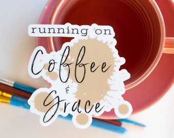 Pegatina impermeable con texto "Corriendo con café y gracia" - pegatina de café - pegatina religiosa - pegatina de fe - pegatina cristiana, bonita pegatina para portátil