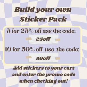 Pode incluir: Um fundo xadrez branco e roxo com uma sobreposi&ccedil;&atilde;o de texto que diz "Build your own Sticker Pack". O texto tamb&eacute;m inclui duas ofertas de desconto: "5 por 25% de desconto, use o c&oacute;digo: 25off" e "10 por 50% de desconto, use o c&oacute;digo: 50off". O texto na parte inferior diz "Adicione adesivos ao seu carrinho e insira o c&oacute;digo promocional ao finalizar a compra!"