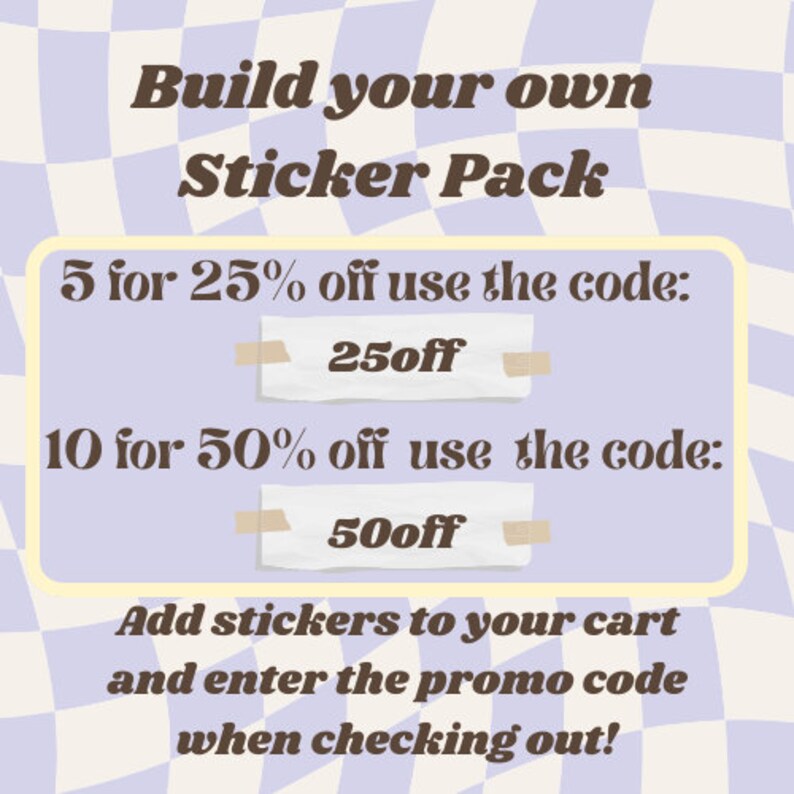Pode incluir: Um fundo xadrez branco e roxo com uma sobreposi&ccedil;&atilde;o de texto que diz "Build your own Sticker Pack". O texto tamb&eacute;m inclui duas ofertas de desconto: "5 por 25% de desconto, use o c&oacute;digo: 25off" e "10 por 50% de desconto, use o c&oacute;digo: 50off". O texto na parte inferior diz "Adicione adesivos ao seu carrinho e insira o c&oacute;digo promocional ao finalizar a compra!"
