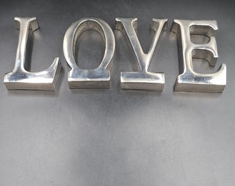 Vintage kromade metallbokstäver i LOVE-stil, modern hylldekor, silverbröllopsdagspresent, industriell mantelskylt, 3D-metallorddekor