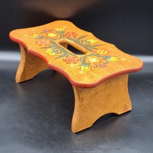 Handmålad vintage fotpall i trä | Blommig bänk med folkkonst, krasse | Boho Cottagecore-inredning från 1970-talet