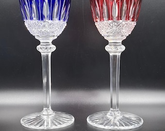 SAINT LOUIS. Modello Tommy. Due bicchieri da vino in cristallo colorato. Altezza 19,8 cm (7 2/3"). Francia, 1930. Condizioni eccellenti.