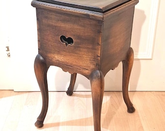 Sällsynt 1820-tals Alpin Louis XV - Folkkonst Matvärmarbord Handsnidade Hovfötter - Hjärtutskärningar Antik Nattduksbord (Somno)