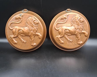 Par vintage väggformar i koppar, lejon, koppar, bakform, väggkök, rund relief, puddingtårta, England 1920-tal