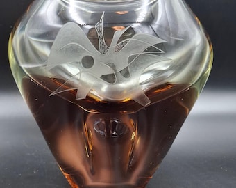 Vintage Boho Amber Glasvas: Graverade Svanar, Tjeckien 1960-talet