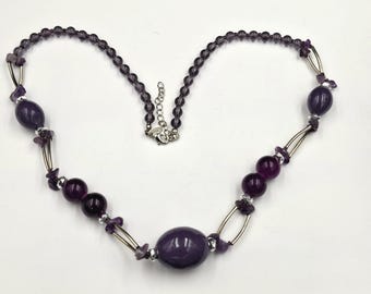 Vintage Frankreich Designer Perlen-Halskette LDADPR Lila Glasperlen 61 cm 24 Zoll Vintage-Schmuck HIGH FASHION 1980er Jahre