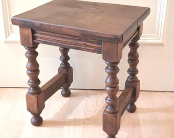 Sgabello vintage in rovere stile giacobino con giunzioni, tavolino laterale tornito a forma di bobina e poggiapiedi.
