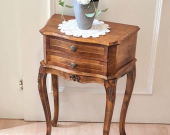 Mesita auxiliar italiana vintage con marquetería - Mesita de noche de nogal estilo Luis XV - Cómoda pequeña con incrustaciones y cajones para recibidor