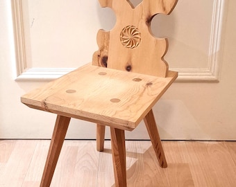 Silla infantil vintage suiza de madera tallada a mano: Edición 30º aniversario de KIBAG. Suiza, 1956.