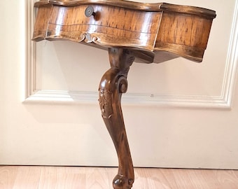 Vintage Italienischer Rokoko-Stil Eck-Konsolentisch - Wurzelholz-Einlegearbeit, handgeschnitzte Cabriole-Beine, Eleganz aus der Mitte des Jahrhunderts.