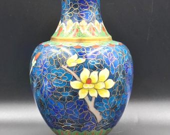 Vintage kinesisk emaljvas i cloisonné, 16 cm; 6 1/3" mässing. Emalj. Kina, 1960-talet