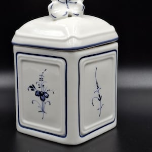 Vintage Villeroy &Boch Porcelain small jar for storing jam, spices with a tight lid. Decor blue flower Old Luxembourg Charm 1990s