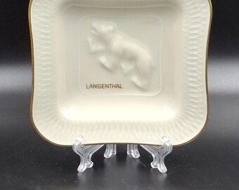 Vintage quadratische Platte aus schweizer Porzellan von Langenthal mit einem geprägten Bild des Bären - Symbol des Cantons Bern Switzerland Souvenir