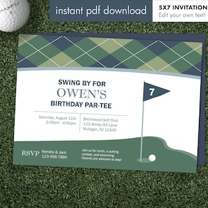 Puede incluir: Invitación con temática de golf con el texto "SWING BY FOR OWEN'S BIRTHDAY PAR-TEE". El diseño incluye una ilustración de campo de golf con una bandera y una pelota. La invitación mide 12,7 x 17,8 cm e incluye detalles del evento.
