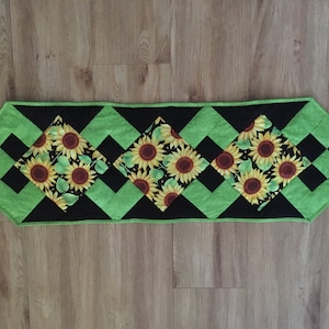 Quilted sun flower table runner