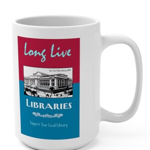 Puede incluir: Taza de cer&aacute;mica blanca con un dise&ntilde;o rojo, blanco y azul. La taza presenta una imagen vintage de la Biblioteca P&uacute;blica de Nueva York y el texto "Long Live Libraries. Support Your Local Library."
