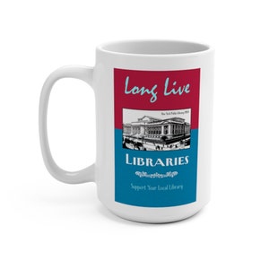Puede incluir: Taza de cer&aacute;mica blanca con un dise&ntilde;o rojo y azul que presenta una ilustraci&oacute;n en blanco y negro de la Biblioteca P&uacute;blica de Nueva York. El texto "Long Live Libraries" est&aacute; escrito en azul y rojo. El texto "Support Your Local Library" est&aacute; escrito en negro.