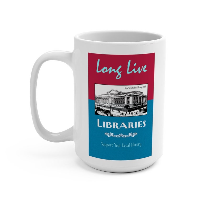 Puede incluir: Taza de cer&aacute;mica blanca con un dise&ntilde;o rojo y azul que presenta una ilustraci&oacute;n en blanco y negro de la Biblioteca P&uacute;blica de Nueva York. El texto "Long Live Libraries" est&aacute; escrito en azul y rojo. El texto "Support Your Local Library" est&aacute; escrito en negro.