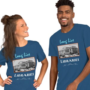 K&ouml;nnte beinhalten: Zwei Personen tragen blaue T-Shirts mit einem Vintage-Bild eines Bibliotheksgeb&auml;udes und dem Text "Long Live Libraries".