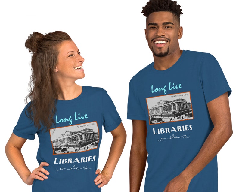 K&ouml;nnte beinhalten: Zwei Personen tragen blaue T-Shirts mit einem Vintage-Bild eines Bibliotheksgeb&auml;udes und dem Text "Long Live Libraries".