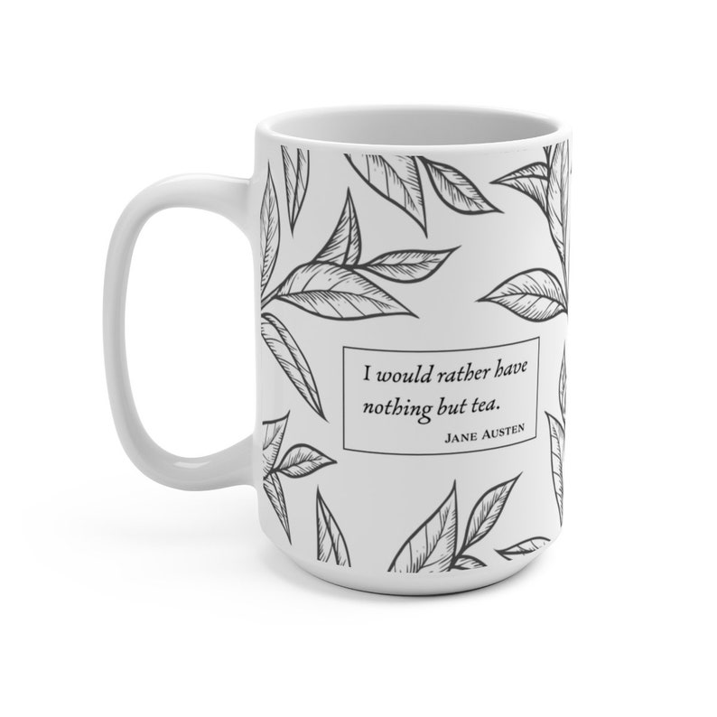 K&ouml;nnte beinhalten: Wei&szlig;e Keramiktasse mit einem schwarz-wei&szlig;en Blattmotiv und einem Zitat von Jane Austen: "Ich w&uuml;rde lieber nichts als Tee haben."