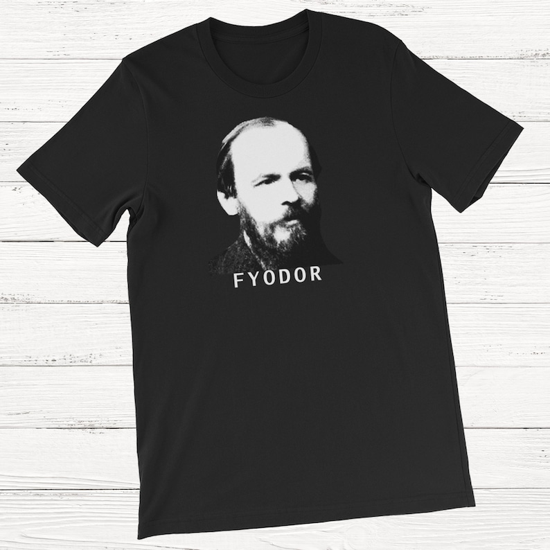 K&ouml;nnte beinhalten: Schwarzes T-Shirt mit einem wei&szlig;en und grauen Bild von Fjodor Dostojewski, einem ber&uuml;hmten russischen Autor, und dem Wort "FYODOR" unter dem Bild.