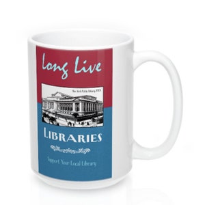 Puede incluir: Taza de cer&aacute;mica blanca con un dise&ntilde;o rojo, blanco y azul. El dise&ntilde;o presenta el texto "long live libraries" y una imagen de la Biblioteca P&uacute;blica de Nueva York. Tambi&eacute;n se incluye el texto "Support Your Local Library".