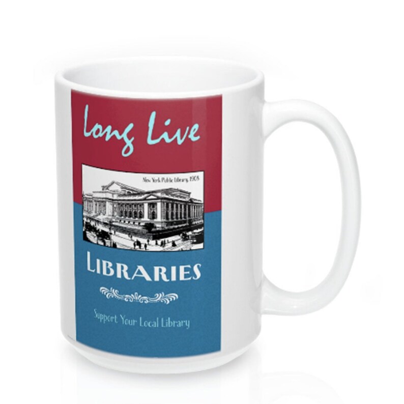 Puede incluir: Taza de cer&aacute;mica blanca con un dise&ntilde;o rojo, blanco y azul. El dise&ntilde;o presenta el texto "long live libraries" y una imagen de la Biblioteca P&uacute;blica de Nueva York. Tambi&eacute;n se incluye el texto "Support Your Local Library".