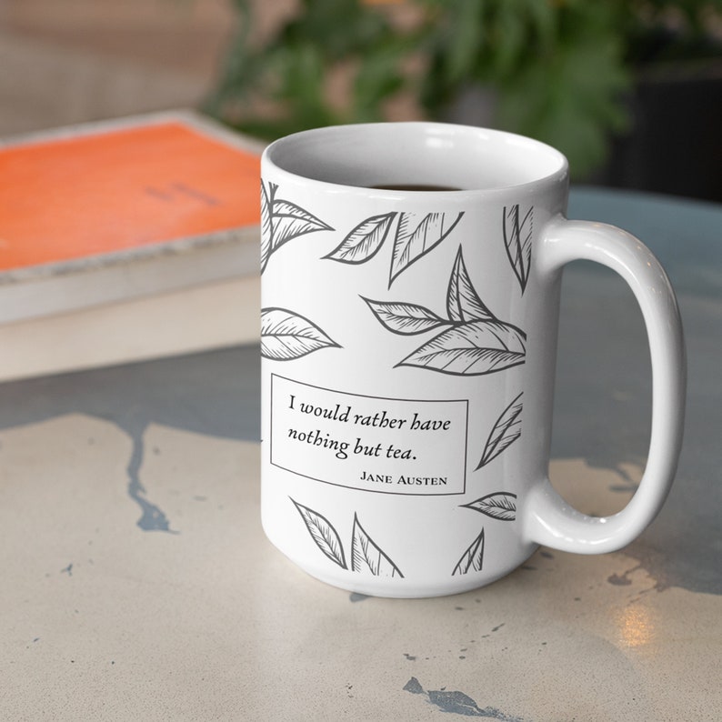 K&ouml;nnte beinhalten: Wei&szlig;e Keramiktasse mit einer schwarz-wei&szlig;en Illustration von Bl&auml;ttern und dem Zitat "Ich w&uuml;rde lieber nichts als Tee haben. - Jane Austen".