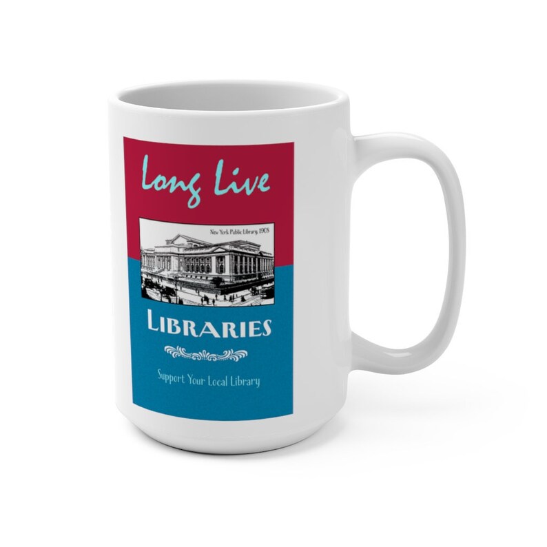 Puede incluir: Taza de cer&aacute;mica blanca con un dise&ntilde;o rojo, blanco y azul. La taza presenta una imagen vintage de la Biblioteca P&uacute;blica de Nueva York y el texto "Long Live Libraries. Support Your Local Library."