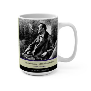 Könnte beinhalten: Eine weiße Keramiktasse mit einer Schwarzweißillustration von Sherlock Holmes, der eine Pfeife raucht. Die Tasse trägt den Text "The Adventures of Sherlock Holmes" und "Sir Arthur Conan Doyle".
