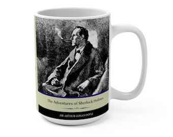 Puede incluir: Taza de cerámica blanca con una ilustración en blanco y negro de Sherlock Holmes fumando una pipa. La taza tiene el texto "The Adventures of Sherlock Holmes" y "Sir Arthur Conan Doyle" impreso en ella.