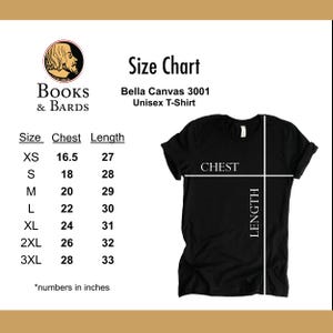 K&ouml;nnte beinhalten: Gr&ouml;&szlig;entabelle f&uuml;r ein Unisex-T-Shirt, die die Brust- und L&auml;ngenma&szlig;e in Zoll f&uuml;r die Gr&ouml;&szlig;en XS bis 3XL zeigt. Die Tabelle ist mit "Bella Canvas 3001 Unisex-T-Shirt" und "Books & Bards" beschriftet.