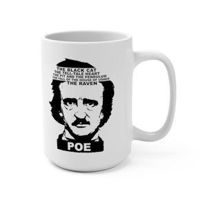 Könnte beinhalten: Weiße Keramiktasse mit einem Schwarz-Weiß-Porträt von Edgar Allan Poe. Die Tasse zeigt die Titel seiner Werke: "The Black Cat", "The Tell-Tale Heart", "The Pit and the Pendulum", "The Fall of the House of Usher" und "The Raven". Das Wort "POE" ist ebenfalls aufgedruckt.