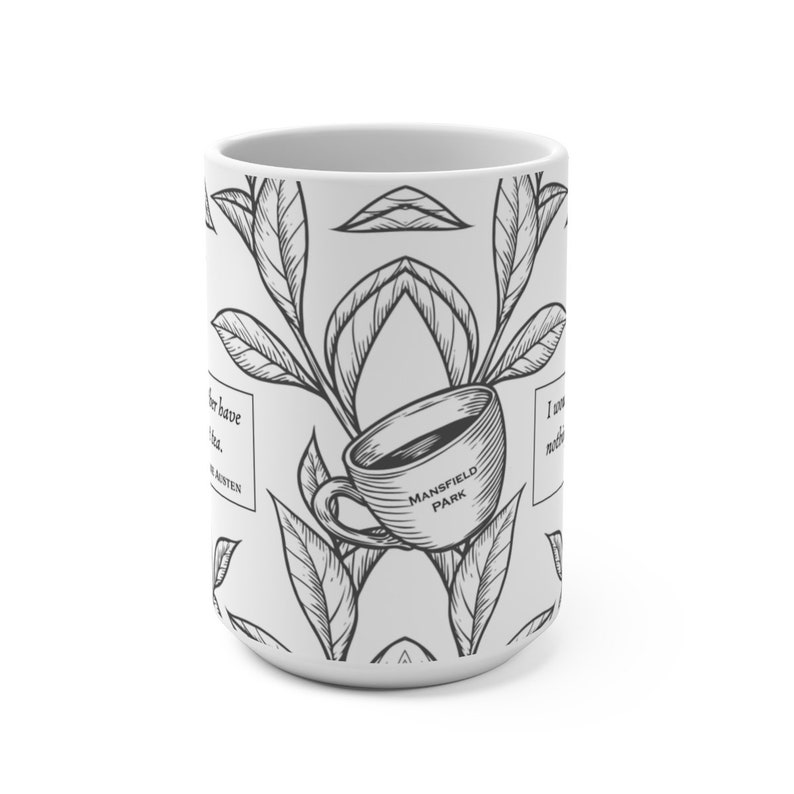 K&ouml;nnte beinhalten: Wei&szlig;e Keramiktasse mit einer Schwarzwei&szlig;illustration einer Teetasse und Teebl&auml;ttern. Der Text "Mansfield Park" ist auf die Teetasse gedruckt.