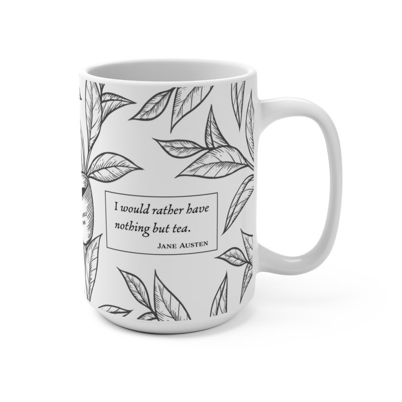 K&ouml;nnte beinhalten: Wei&szlig;e Keramiktasse mit einer schwarz-wei&szlig;en Illustration von Bl&auml;ttern und dem Zitat "Ich w&uuml;rde lieber nichts als Tee haben." von Jane Austen.