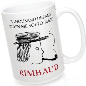 Könnte beinhalten: Weiße Keramiktasse mit einer Schwarzweißillustration einer Person mit Hut und Pfeife. Der Text "A thousand dreams within me softly burn." und "Rimbaud" ist auf der Tasse aufgedruckt.