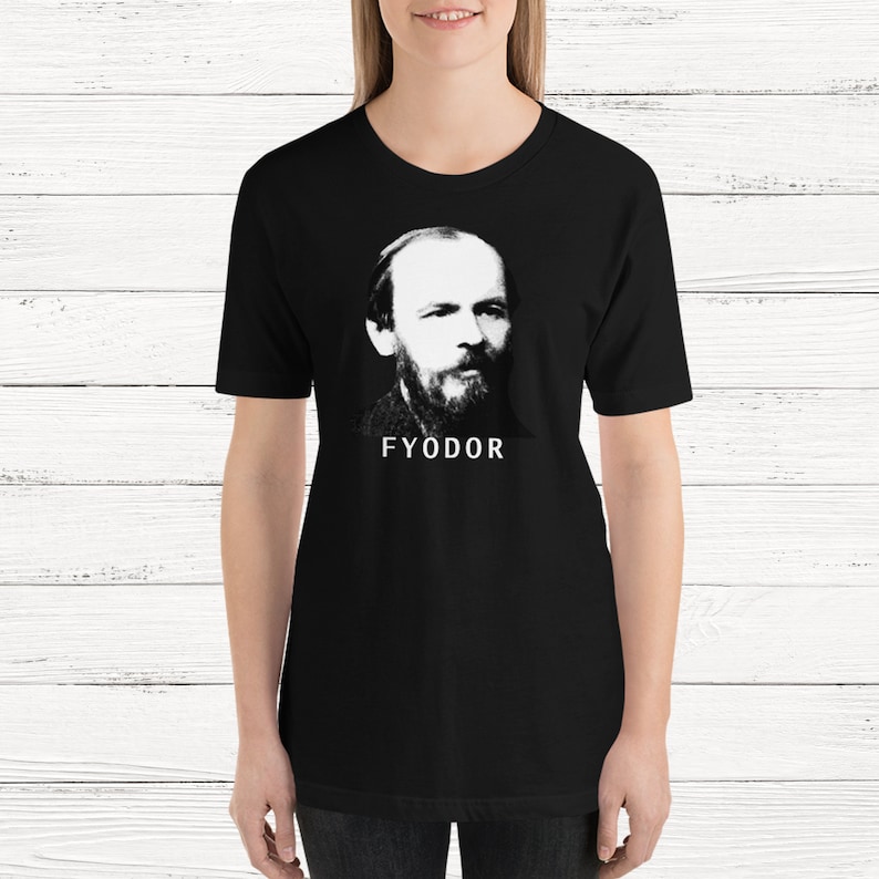 K&ouml;nnte beinhalten: Schwarzes T-Shirt mit einem wei&szlig;en Bild von Fjodor Dostojewski und dem Text "FYODOR" darunter.