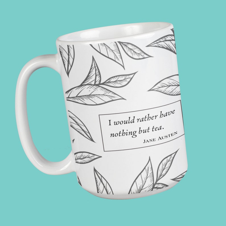 K&ouml;nnte beinhalten: Wei&szlig;e Keramiktasse mit einem schwarz-wei&szlig;en Blattmotiv und einem Zitat von Jane Austen: "Ich w&uuml;rde lieber nichts als Tee haben."