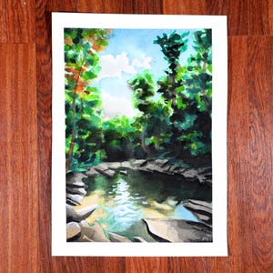 Puede incluir: Pintura acuarela de un arroyo en un bosque. El arroyo está rodeado de rocas y árboles verdes. El cielo es azul con nubes blancas.