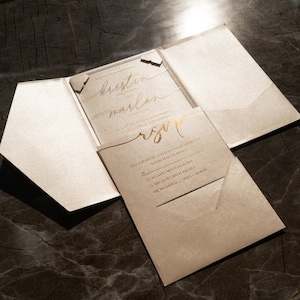 Invitation de mariage trifold élégante avec papier cartonné shimmer, invitation acrylique et RSVP