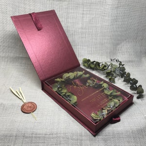 Luxuriöse Hochzeitseinladung, Acryl Einladungen, Plexiglas Einladung klare Einladung mit metallischer Kartonschachtel und Weinrot Farbe