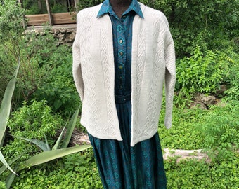 Vintage 1970s / 1980s very light gray hand-knit sweater cardigan w/ great zigzag graphic pattern, no closures, v-neck - Medium