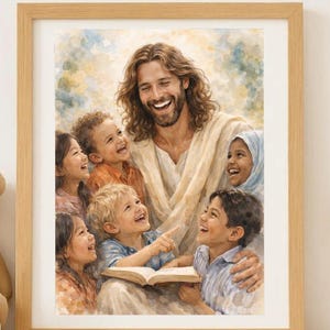 Puede incluir: Una impresión en acuarela enmarcada representa una figura sonriente rodeada de niños riendo. La figura, con cabello largo castaño y una túnica blanca, abraza a los niños. La obra de arte está en un marco de madera clara, exhibida en un estante con un oso de peluche y otros elementos decorativos.