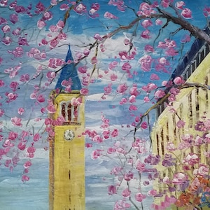 Könnte beinhalten: Ölgemälde eines gelben Glockenturms mit blauem Dach, umrahmt von Zweigen mit rosa Blüten. Das Gebäude hat gewölbte Fenster und ist vor einem blauen Himmel mit weißen Wolken platziert. Das Kunstwerk hat eine strukturierte, impressionistische Ausführung.