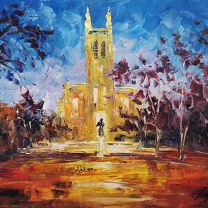 Könnte beinhalten: Ölgemälde eines hohen, beleuchteten gelben Gebäudes mit Turm vor blauem Himmel. Der Vordergrund zeigt eine reflektierende Oberfläche mit warmen Orange- und Rottönen. Bäume mit lila und braunem Laub umrahmen das Gebäude.