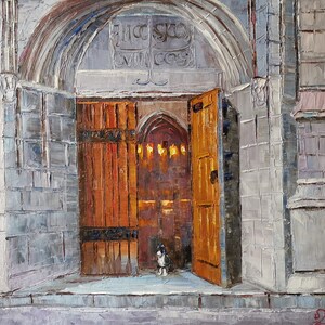 Könnte beinhalten: Ölgemälde eines Kircheneingangs mit offenen Holztüren. Die Türen sind ein warmes Braun, das mit der kühlen grauen Steinfassade kontrastiert. Ein kleiner schwarz-weißer Hund steht im Türrahmen und verleiht der Szene einen Hauch von Leben.