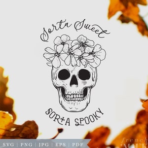 Może przedstawiać: Czarno-biała ilustracja czaszki z kwiatową koroną. Pod czaszką widnieje napis "Sorta Sweet Sorta Spooky".