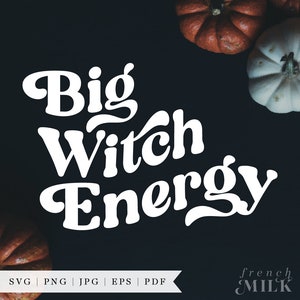 Op de afbeelding: Witte tekst op een zwarte achtergrond met de tekst "Big Witch Energy" in een retro lettertype. De tekst wordt omringd door witte en oranje pompoenen.