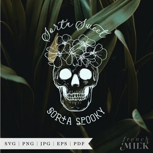 Może przedstawiać: Biały zarys czaszki z kwiatową koroną na g&oacute;rze. Tekst "sorta sweet sorta spooky" jest napisany pod czaszką. Obraz jest na ciemnozielonym tle.